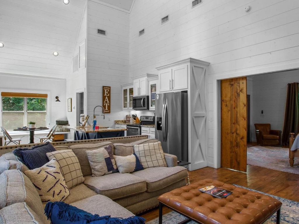 Stunning Luxury W Hot Tub And Fire Pit Holy Shiplap Is Perfect Romantic Couples Getaway Holiday home *
